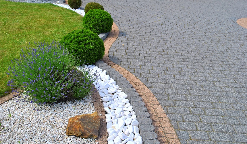 Efektowne chodniki z kamienia naturalnego w ogrodzie - krok po kroku