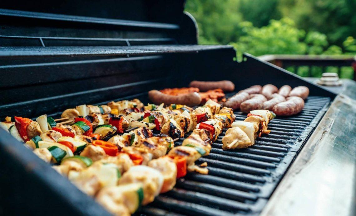 Duży grill węglowy — czy warto kupić grill żeliwny?