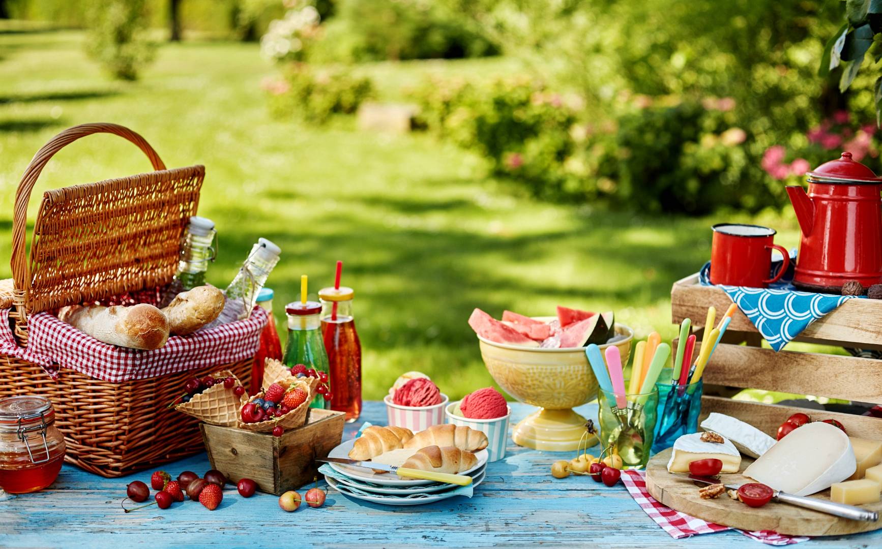 Zestaw piknikowy do śniadania na trawie